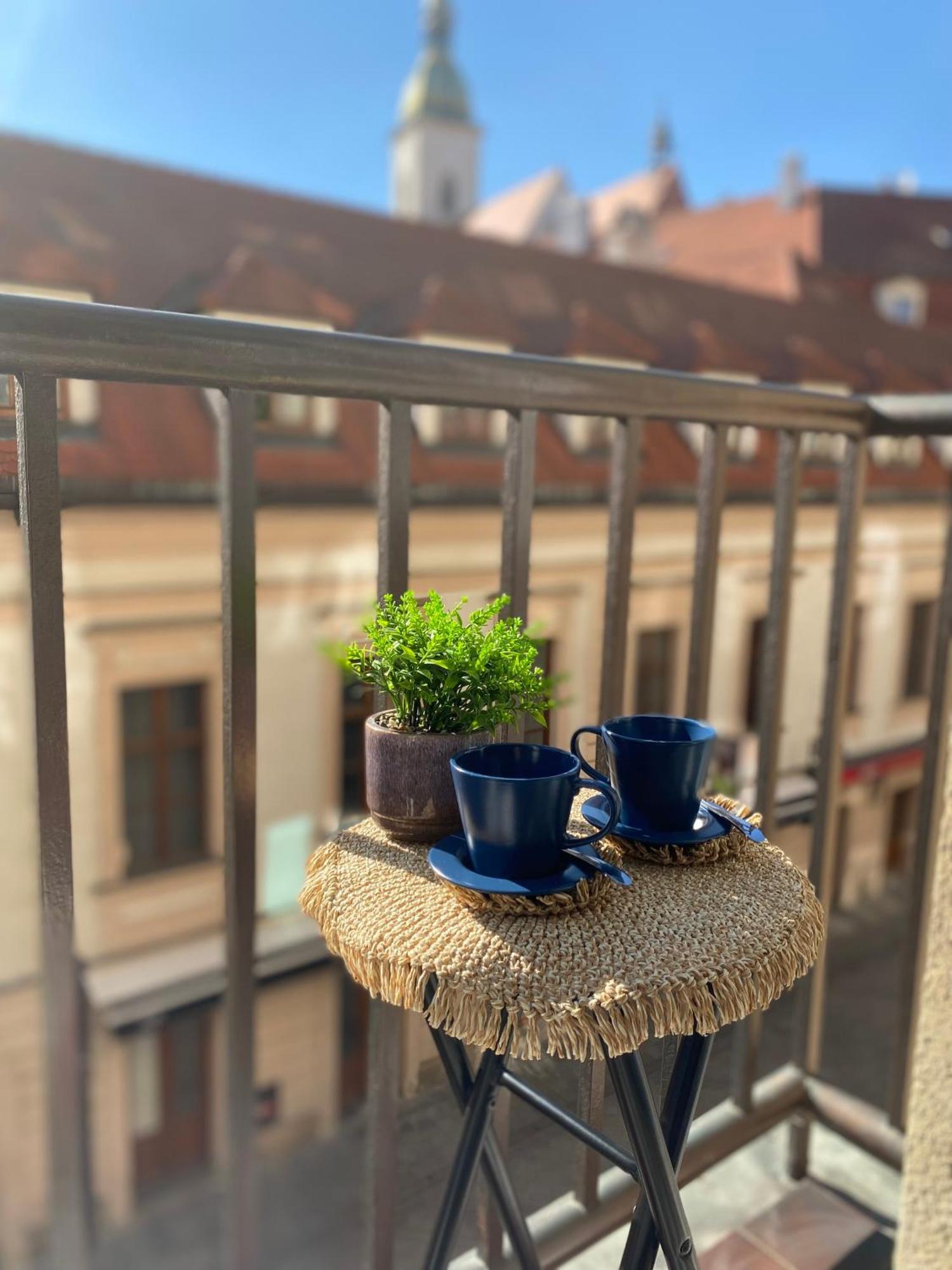 Audrey Hepburn Apartment Old Town Air Conditioned Bratislava Exterior foto